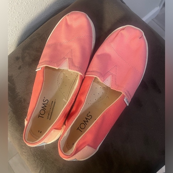 Toms Kids’ Slip-on Shoes- US size 2 - Picture 2 of 6